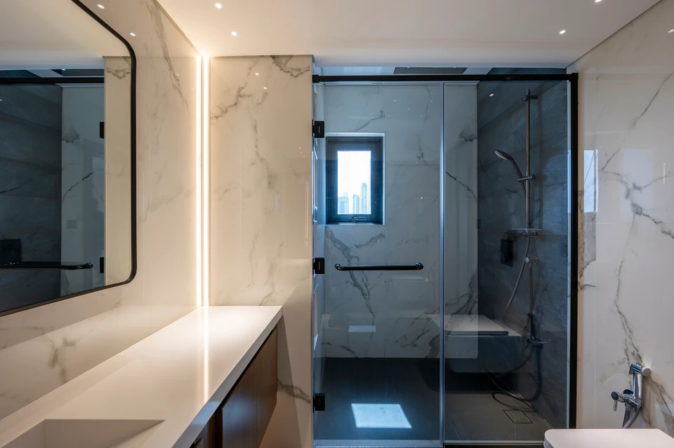 Salle de bain moderne haut de gamme avec douche à l'italienne fermée par paroi vitrée