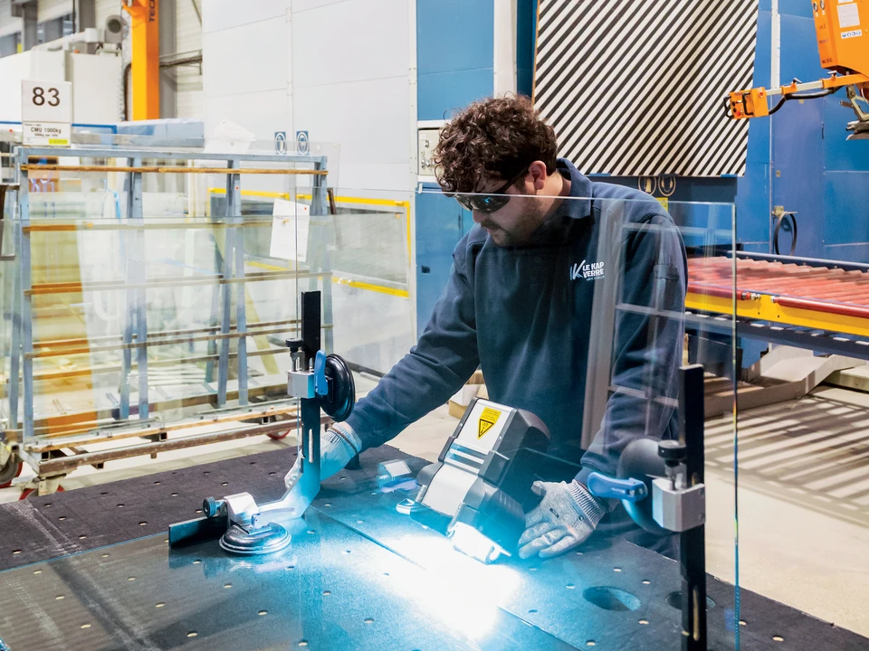 Collection de verres &agrave; vin &eacute;l&eacute;gants contenant diff&eacute;rentes vari&eacute;t&eacute;s&nbsp;: rouge, blanc, ros&eacute;, champagne et liqueurs