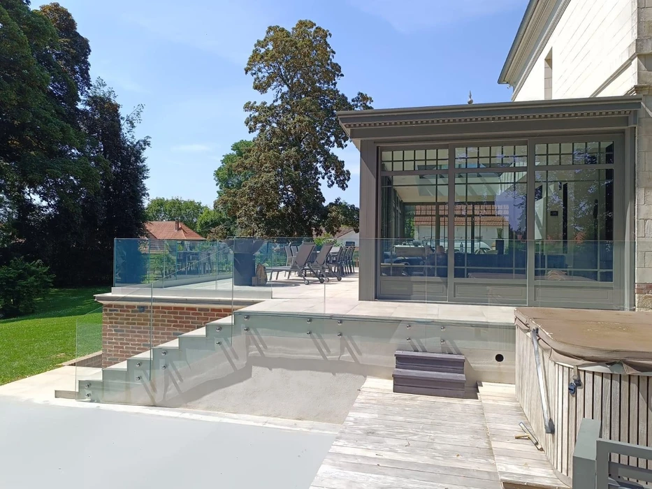 Salle de bains design avec douche en verre et armoire en bois