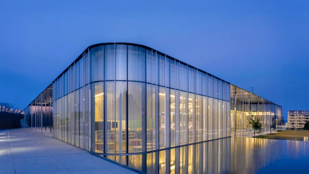 Intérieur moderne minimaliste avec verrière d'atelier séparant les espaces