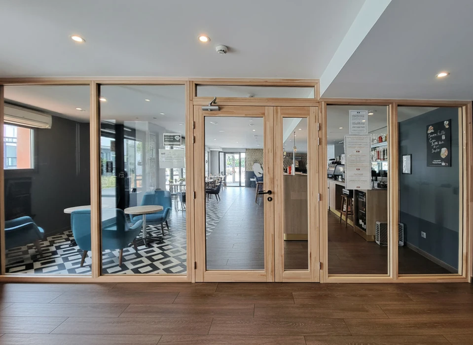 Fond blanc studio avec éclairage professionnel mettant en valeur un composant industriel métallique