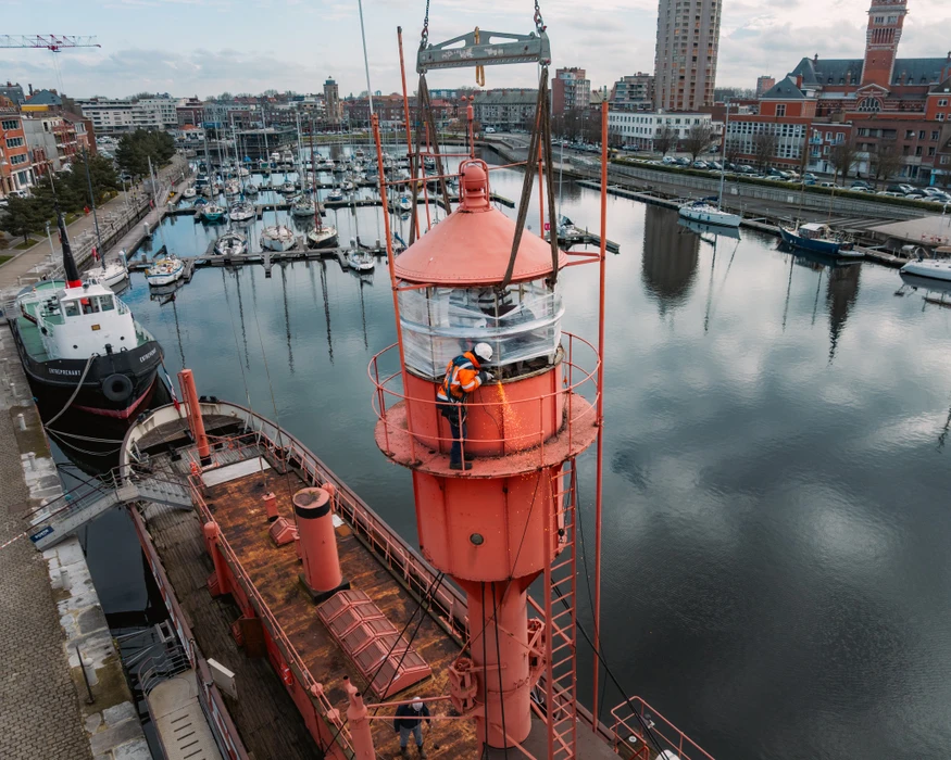 Intérieur moderne avec plafonnier LED circulaire allumé sur mur gris