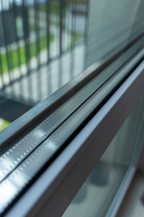 Atelier industriel avec disques de découpe diamantés disposés sur surface métallique