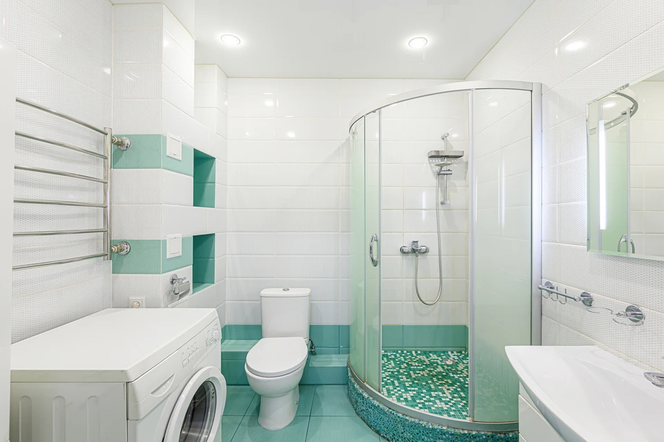 Scène d'intérieur sur surface carrelée blanche présentant des composants de plomberie professionnels