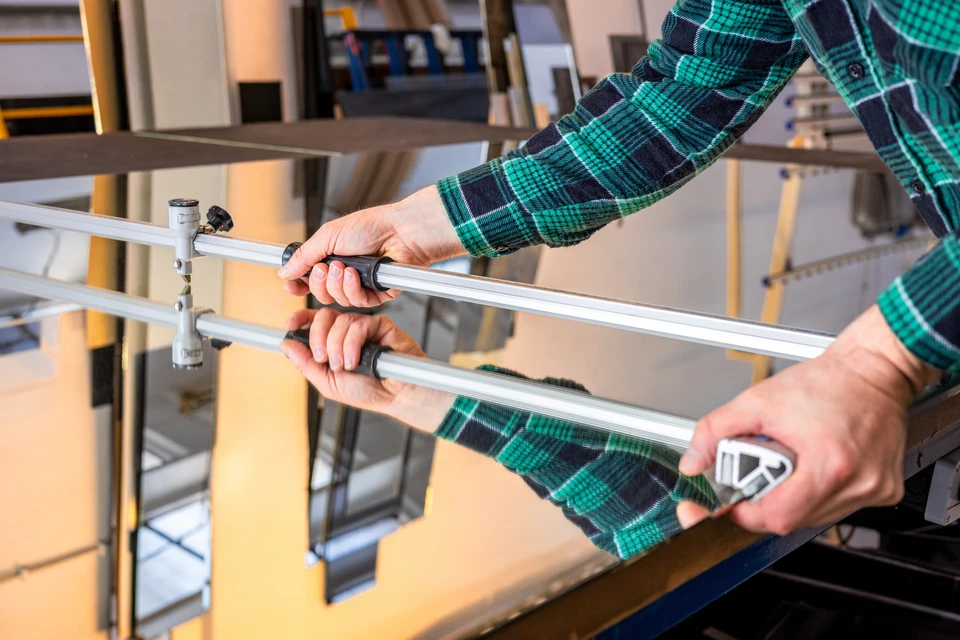 Laboratoire scientifique avec microscope professionnel, pipettes de précision et éprouvettes en verre disposées sur paillasse