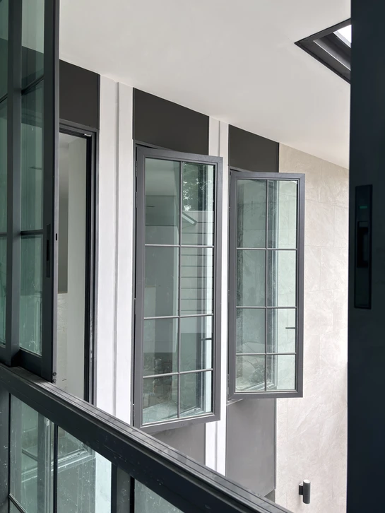 Trois verres à pied en cristal transparent contenant des vins rouge, rosé et blanc avec des éclaboussures dynamiques créant des mouvements fluides élégants sur fond blanc neutre