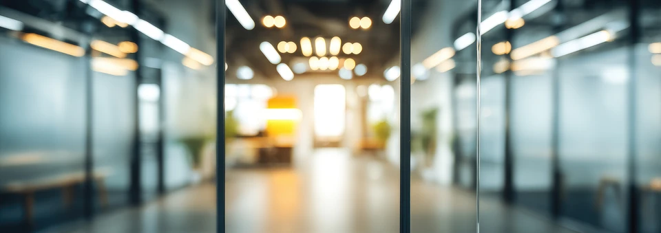 Motif décoratif en vitrail formant des feuilles stylisées aux couleurs vives disposées en chevrons