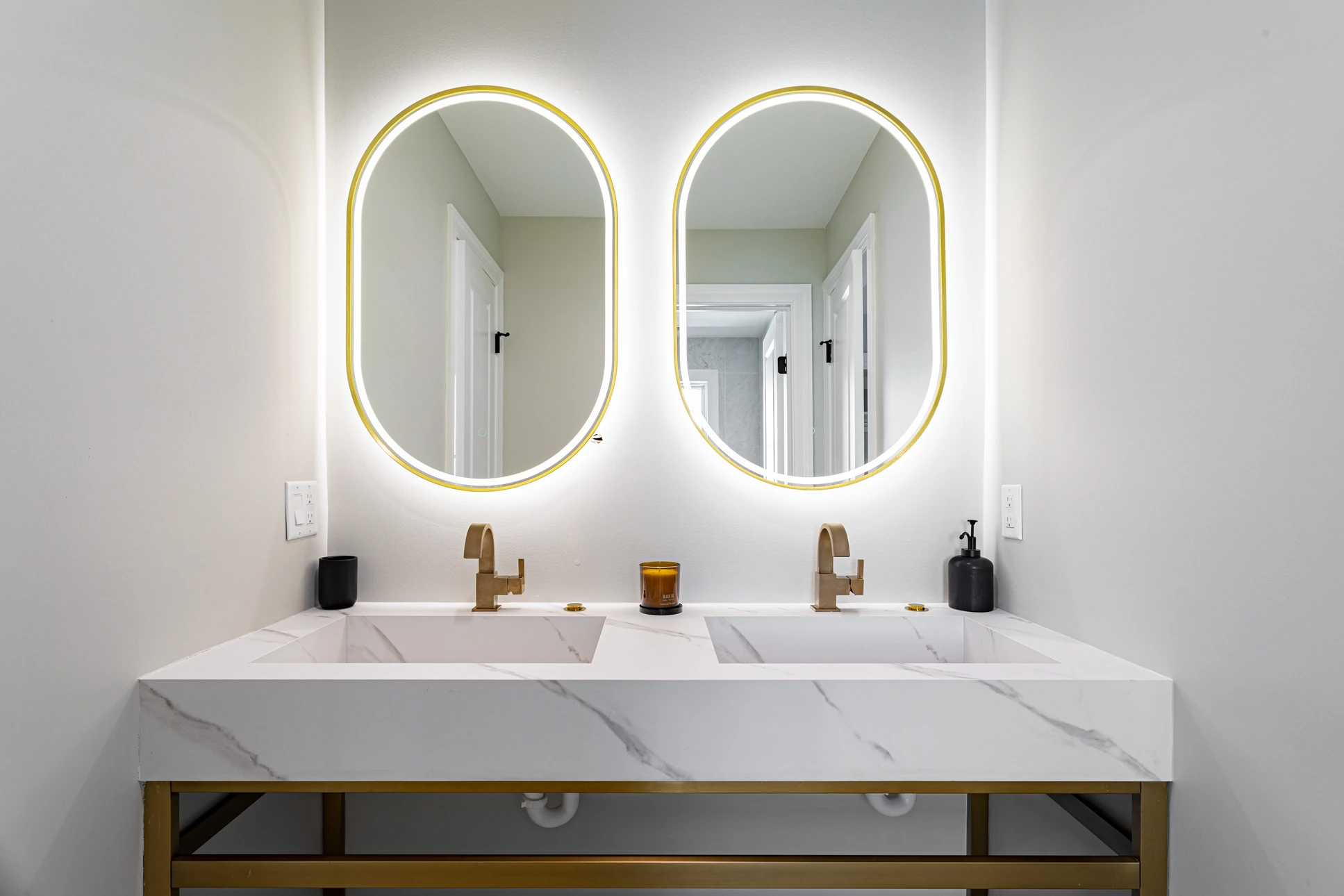 Miroir élégant, branches d'eucalyptus et évier de vaisseaux dans une salle de bains moderne