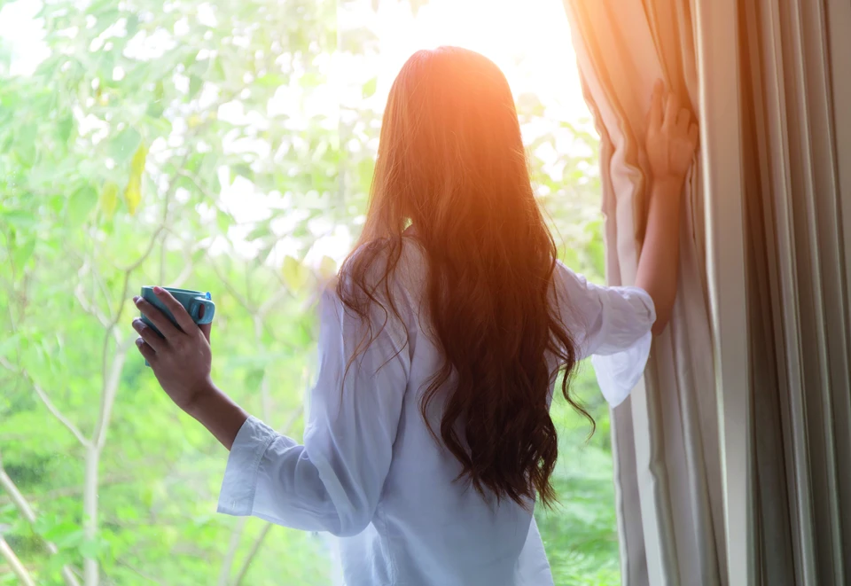 Scène intérieure avec maquette architecturale de maison rouge et blanche à deux étages posée sur surface claire