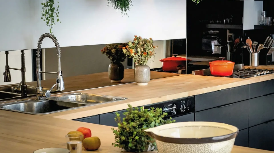 Motif décoratif en vitrail formant des feuilles stylisées aux couleurs vives disposées en chevrons